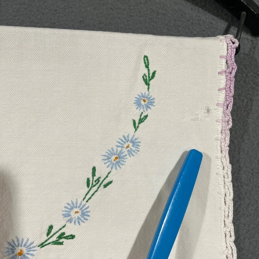 Vintage Embroidered Table Runner Vintage Southern Belle Floral Daisy